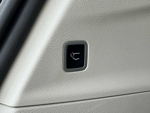 Used 2024 Chrysler Pacifica Touring-L FWD image 21