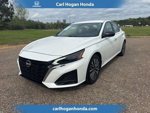 Used 2025 Nissan Altima 2.5 SV image 1