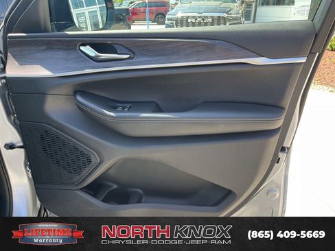 Used 2025 Jeep Grand Cherokee Limited AWD/4WD image 27