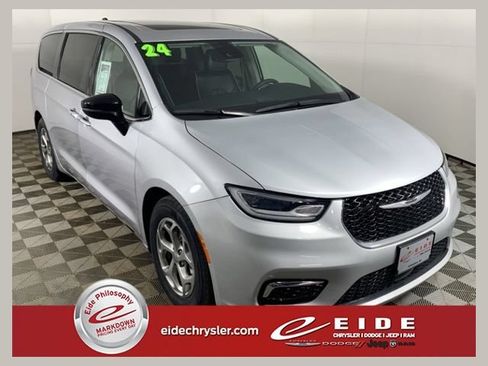 Used 2024 Chrysler Pacifica Limited FWD image 1