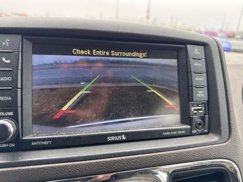 Used 2013 Chrysler Town & Country Touring-L w/ Driver Convenience Group image 8