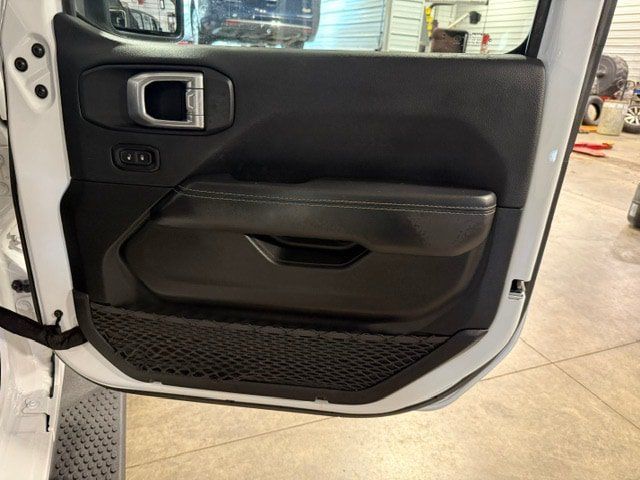 Used 2022 Jeep Wrangler Unlimited Sahara AWD/4WD image 8