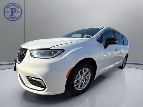 Used 2025 Chrysler Pacifica Select FWD image 3