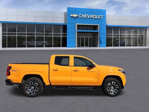 Used 2025 Chevrolet Colorado Z71 w/ Technology Package AWD/4WD image 6