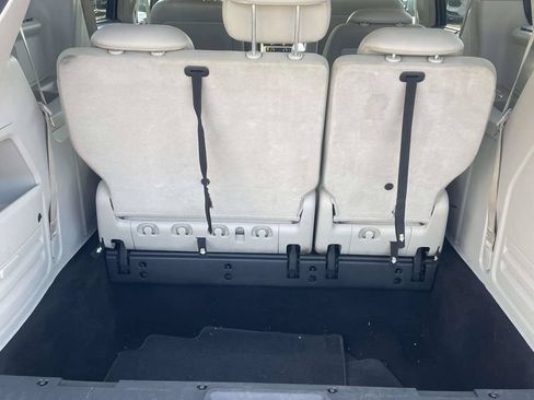 Used 2010 Chrysler Town & Country Touring FWD image 22