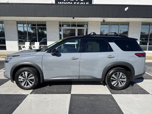 Used 2024 Nissan Pathfinder SL image 1