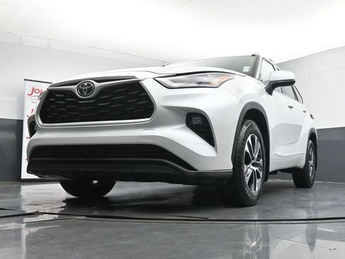 Used 2022 Toyota Highlander XLE AWD/4WD image 34