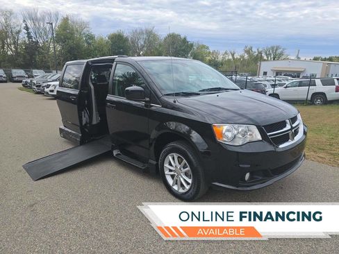 Used 2019 Dodge Grand Caravan SXT image 1