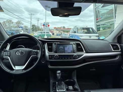 Used 2019 Toyota Highlander XLE AWD/4WD image 10