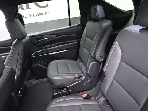 Used 2025 Chevrolet Traverse LT image 21