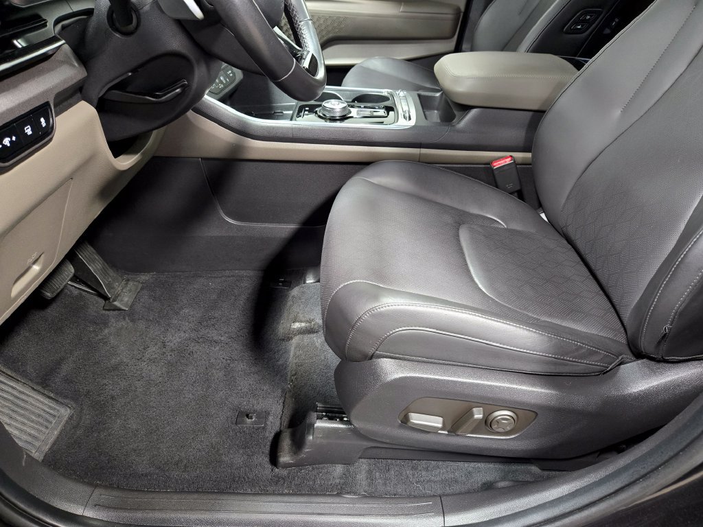 Used 2025 Kia Carnival SX FWD image 11