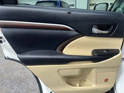 Used 2016 Toyota Highlander Limited Platinum image 31