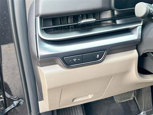 Used 2025 Kia Carnival FWD image 10