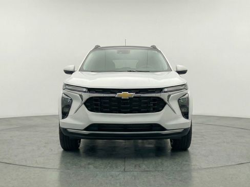 Used 2025 Chevrolet Trax LT FWD image 2