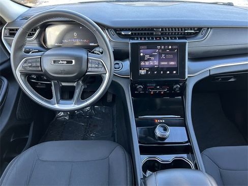 Used 2023 Jeep Grand Cherokee Laredo image 3