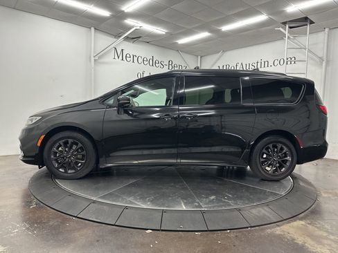 Used 2021 Chrysler Pacifica Touring-L w/ Uconnect Theater Family Group FWD image 4