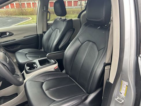 Used 2024 Chrysler Pacifica Touring-L image 7