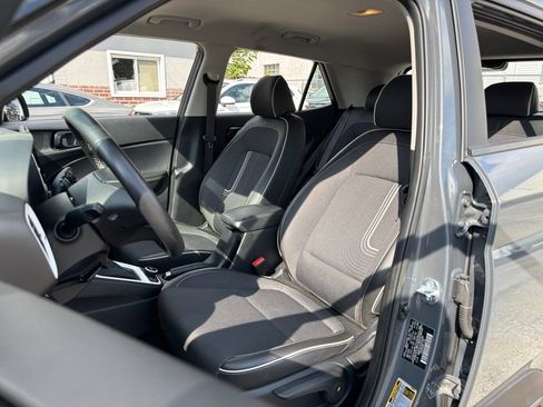 Used 2025 Hyundai Venue Limited FWD image 20