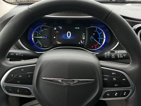 Used 2023 Chrysler Pacifica Touring-L image 25