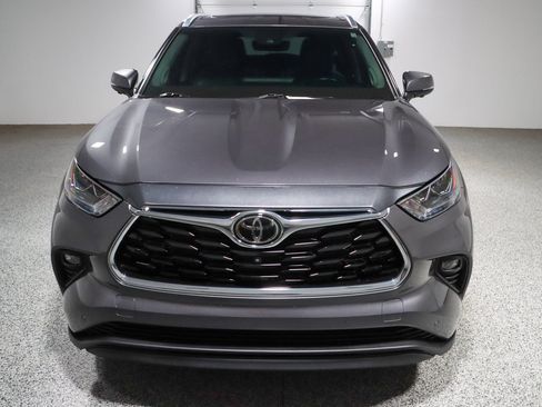 Used 2024 Toyota Highlander Limited FWD image 4