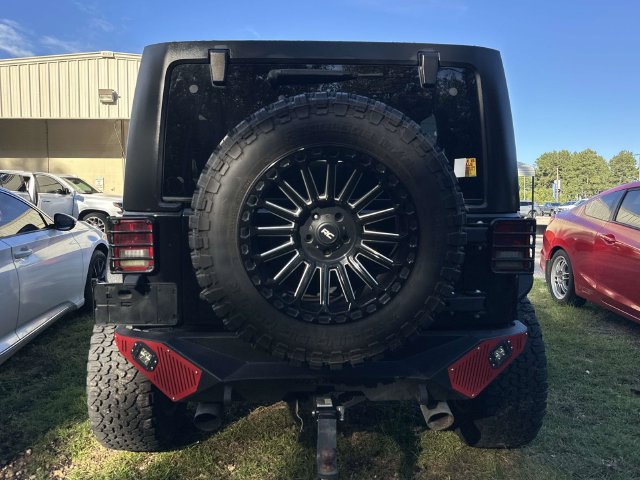 Used 2015 Jeep Wrangler Unlimited Sahara w/ Connectivity Group AWD/4WD image 14