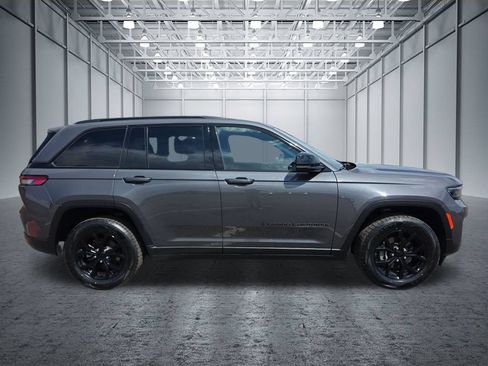 Used 2024 Jeep Grand Cherokee Altitude AWD/4WD image 8