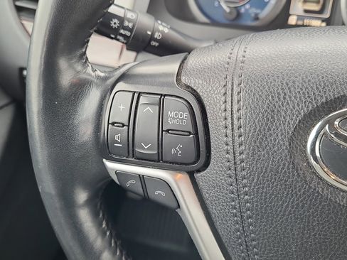 Used 2019 Toyota Sienna Limited image 12