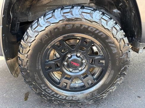Used 2018 Toyota 4Runner SR5 AWD/4WD image 6