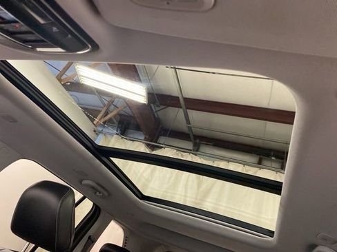 Used 2023 Jeep Grand Cherokee Limited w/ Black Appearance Package image 18