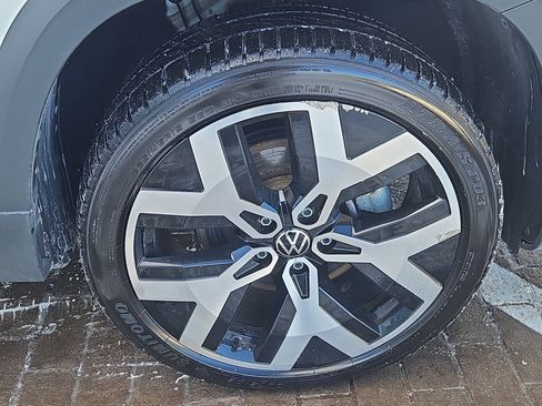 Certified 2022 Volkswagen Taos SEL image 30