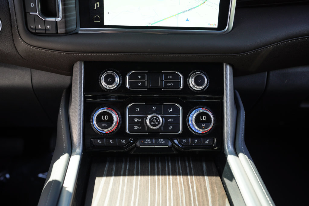 Used 2024 GMC Yukon Denali w/ Advanced Technology Package AWD/4WD image 33