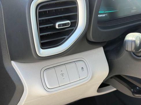 Used 2025 Hyundai Venue SEL FWD image 6
