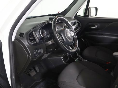 Used 2018 Jeep Renegade Altitude FWD image 20