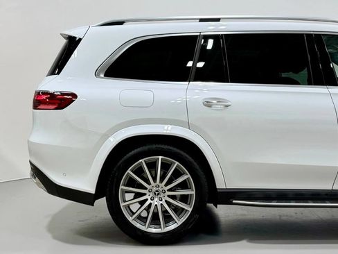 Used 2025 Mercedes-Benz GLS 580 4MATIC image 11