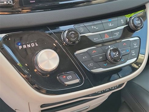 Used 2024 Chrysler Pacifica Touring-L image 25