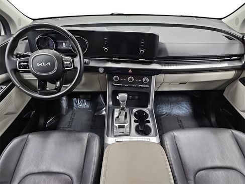 Used 2024 Kia Carnival LX image 9