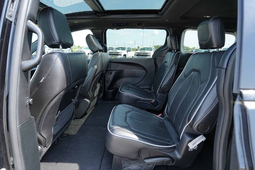 Used 2025 Chrysler Pacifica Limited FWD image 19