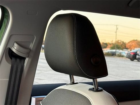 New 2025 Volkswagen Taos SE image 11