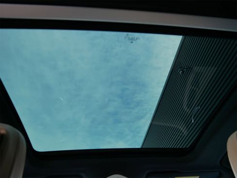 Used 2025 Porsche Macan image 16