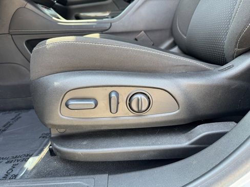 Used 2023 GMC Acadia SLE w/ Driver Convenience Package image 18