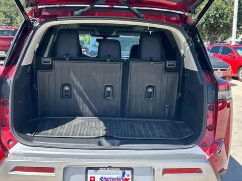Used 2024 Nissan Pathfinder Platinum FWD image 14