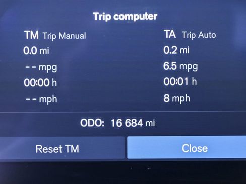 Used 2025 Volvo XC40 B5 Plus image 13