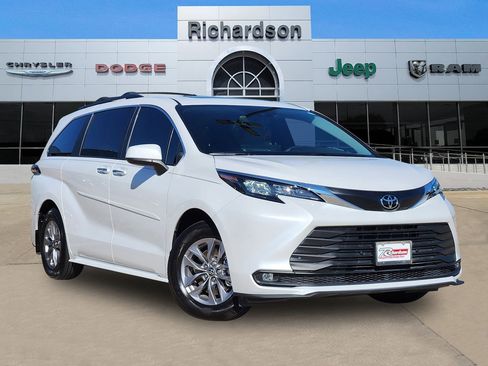 Used 2026 Toyota Sienna XLE image 1