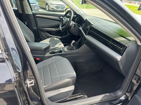Used 2025 Volkswagen Jetta SE FWD image 22