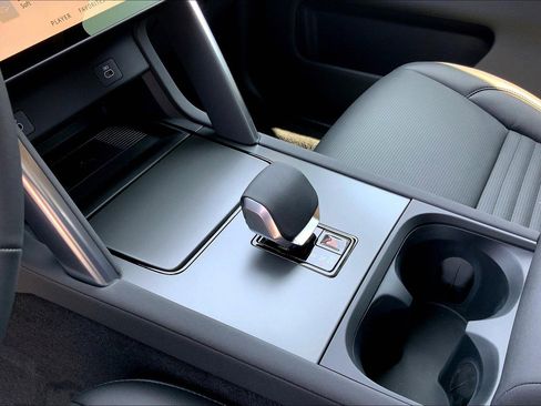 New 2025 Land Rover Discovery Sport S image 8