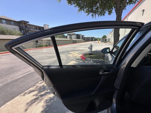 Used 2012 MAZDA MAZDA3 i Touring FWD image 15