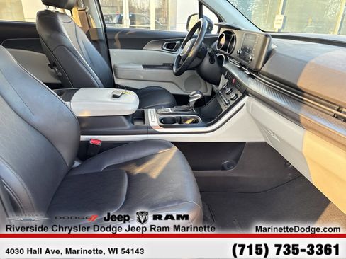 Used 2024 Kia Carnival LX image 28