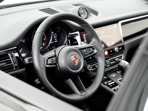Certified 2026 Porsche Macan AWD/4WD image 9
