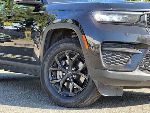 Used 2024 Jeep Grand Cherokee Altitude image 2