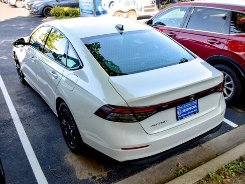 Certified 2025 Honda Accord SE image 18